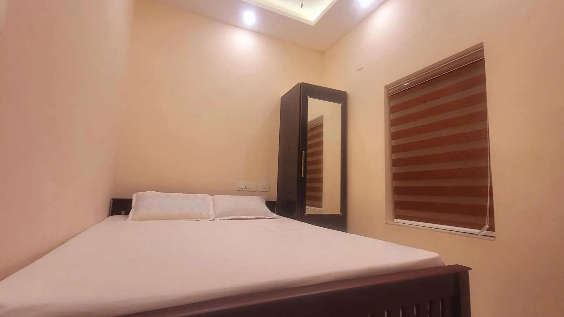 Vila Newcastle Holidays & Resorts - Entire Property - 5 Bedrooms Kitchen Dining - Pool Coming Soon Kumudi