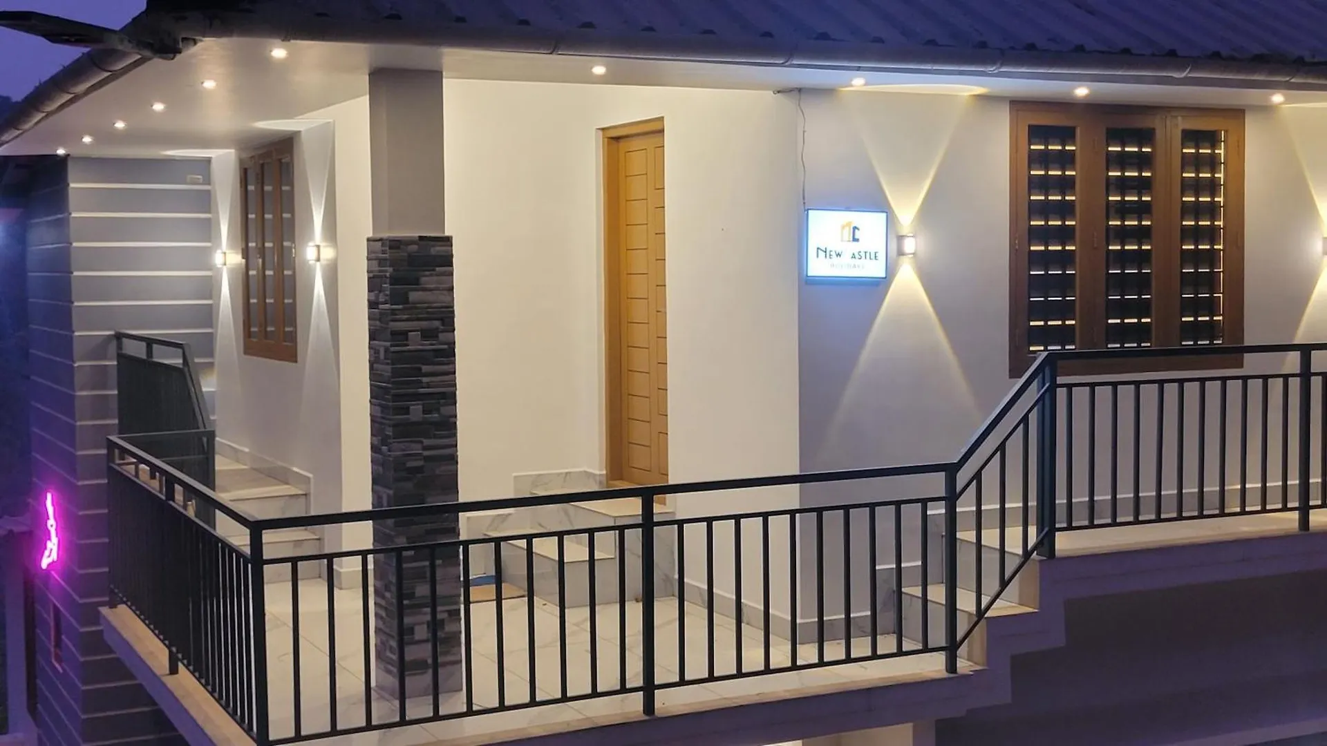 Newcastle Holidays & Resorts - Entire Property - 5 Bedrooms Kitchen Dining - Pool Coming Soon Kumudi Vila